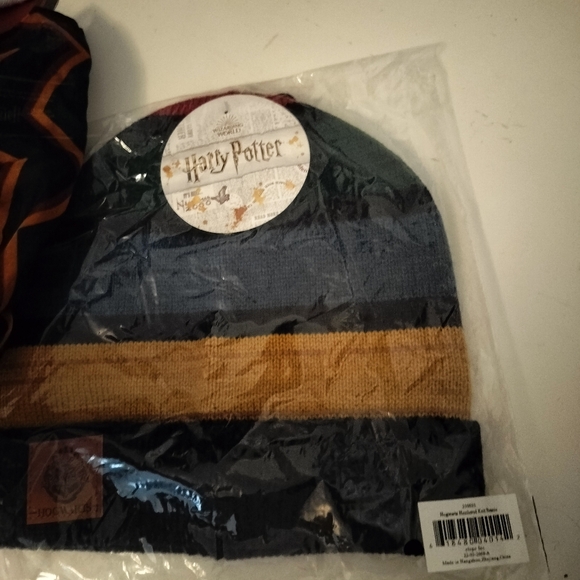Harry Potter Fashion Scarf & Beanie - Picture 4 of 4